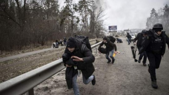 Skena kaotike, gazetarët vrapojnë për t’u shpëtuar bombardimeve nga Rusia