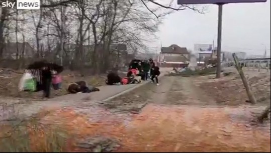 VIDEO/ Qytetarët struken në tokë, pas shpëthimit të predhave nga sulmi rus në Ukrainë