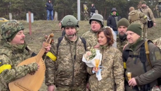 Me rroba ushtarake, çifti ukrainas martohet pranë vijës së frontit në Kiev (VIDEO)