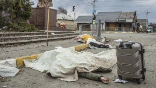 FOTO/ 8 civilë të vrarë nga bombardimet gjatë një evakuimi në Kiev