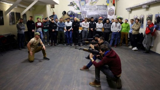 1 ditë leksione intesive, ukrainasit marrin mësime si të përdorin armët! Ja disa nga metodat që përdorin