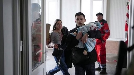 FOTO/ U vra nga bombardimet ruse, momenti kur prindërit ukrainas nxitojnë drejt spitalit me foshnjen e tyre në krahë