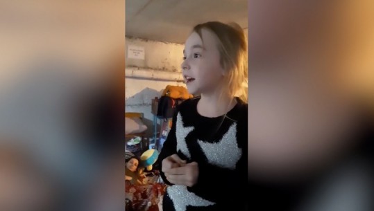 ‘Lëreni të shkojë’, vajza e vogël performon në bunker për dhjetëra ukrainas dhe përçon mesazhin e fortë për luftën: Nuk do të qajë, do të qëndrojë këtu 
