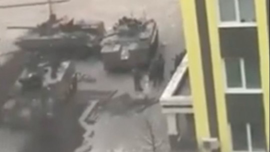 Foto, 5 tanke ruse ‘patrullojnë’ në periferi të Kievit