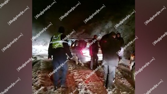 Moti i keq në Elbasan, policia iu vjen në ndihmë makinave të bllokuara nga dëbora (VIDEO)