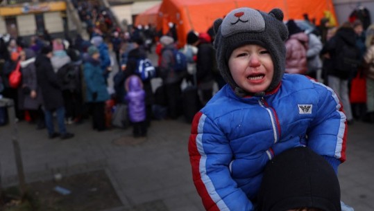 Dhimbja e luftës dhe shpresa për paqe në sy, mijëra ukrainas presin të largohen nga vendi! Rritet numri i refugjatëve çdo ditë (FOTO)