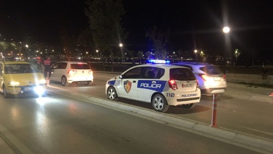 Aksident në autostradën Tiranë-Durrës, trajleri përplaset me trafikndarësen dhe përfundon në anën tjetër të rrugës