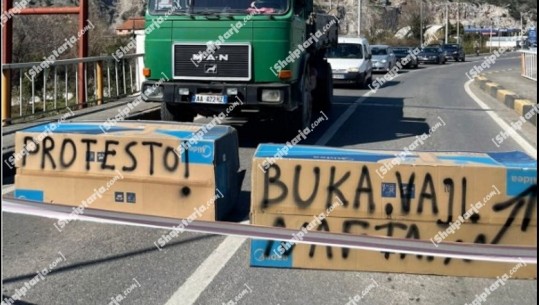 Qytetarë e aktivistë të shoqërisë cilive në Shkodër dalin në protestë! Bllokojnë Urën e Bahçellëkut, thirrje të fikin makinat (VIDEO)