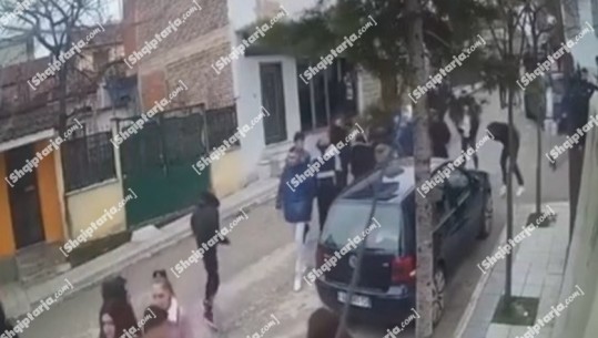 Plagosja e 15-vjeçarit dje në Pogradec, dalin pamjet e sherrit me bashkëmoshatarin! U zunë para gjimnazit, autori e mori thikën te një lokal