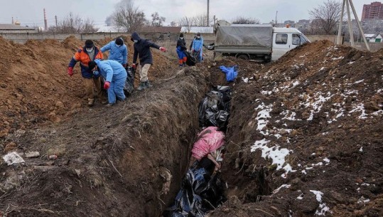 Foto të rënda/ Viktimat e luftës në Ukrainë varrosen në varre masive në Mariupol 