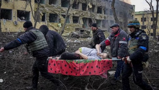 Njerëz të gjakosur dhe trupa nën rrënojat e spitalit të bombarduar në Mariupol, ekipet e shpëtimit në ‘luftë’ me kohën! Pamje që rrëqethin (VIDEO)