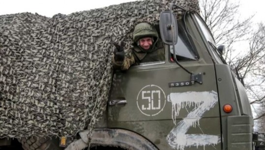 ‘Z’ mbi tanket dhe uniformat ruse! Çfarë do të thotë shkronja që pushtoi Ukrainën? 