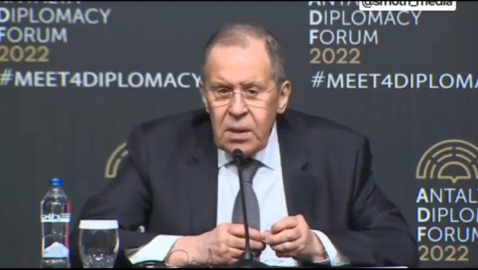 Lavrov nervoz në konferencën për shtyp?! Shikoni se ç'i bën kabllos së kufjeve (VIDEO)