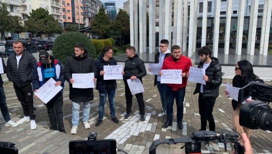 Rritja e çmimeve, protesta në Kukës e Shkodër: Të rriten pagat, rroga na del vetëm për të blerë bukë e kripë! Në Vlorë bllokojnë rrugën për disa minuta (VIDEO)