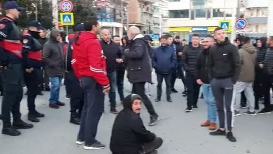 (VIDEO) Qytetarët e Sarandës në protestë kundër rritje së çmimeve: Shteti të ulë taksat
