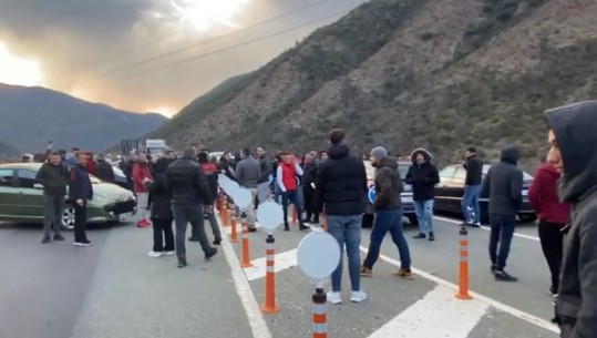 Rritja e çmimit të naftës, protestuesit në Mirditë bllokojnë për 60 minuta Rrugën e Kombit: Shqiptarët të bashkohen që qeveria të bëjë pas, oligarkët vendosin çmimet sipas dëshirës  