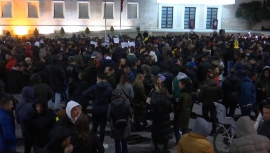 VIDEO/ Rritja e çmimeve, protesta në të gjithë vendin! Protestuesit në Tiranë 3 orë në rrugë, bllokuan akset kryesore të kryeqytetit! Disa të shoqëruar