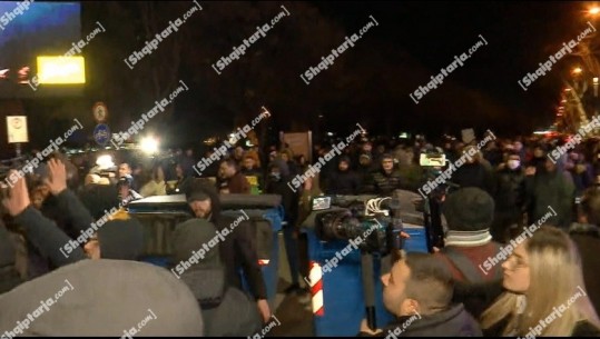 Protestuesit ulen në mes të rrugës në ish-Bllok, Forcat Shqiponja i largojnë! Qytetarët zhvendosin koshat e mbeturinave në mes të rrugës