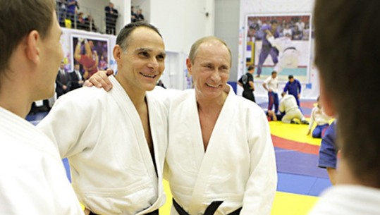 Mësuesi i Putinit jep dorëheqjen nga federata evropiane e xhudos