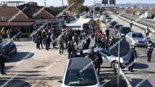 Bllokuar rrugën në Lushnje gjatë protestës kundër rritjes së çmimeve, vihen nën hetim 13 persona
