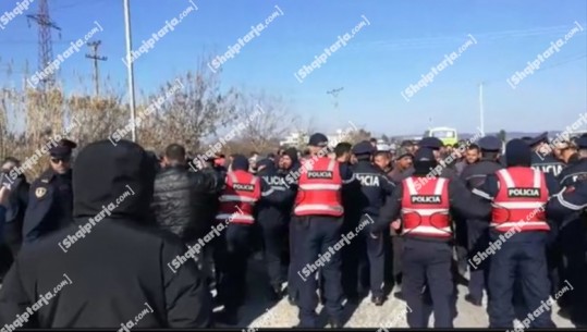 VIDEO/ Protesta në Lushnjë, momenti kur fermerët çajnë kordonin policor dhe ulen këmbkryq në mes të rrugës