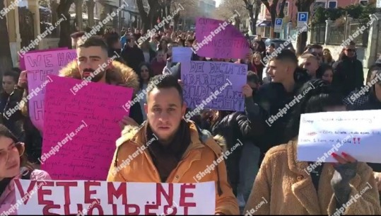 Rritja e çmimeve, studentët e Korçës bojkotojnë mësimin dhe marshojnë në rrugët e qytetit: Bashkohuni me ne mos rrini në kafene