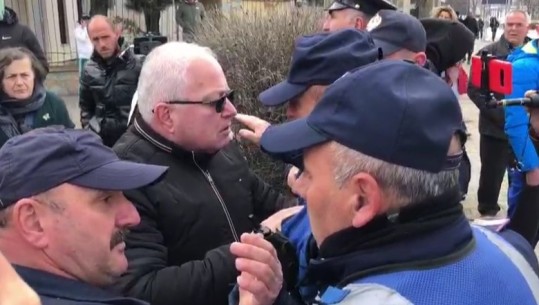 Tensione në protestën në Korçë, deputeti Edmond Spaho përplaset me policinë (VIDEO)