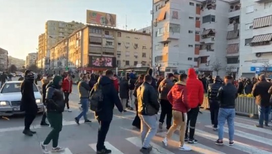 Nis protesta edhe në Durrës, bllokohet rruga tek 'Stacioni i Trenit'