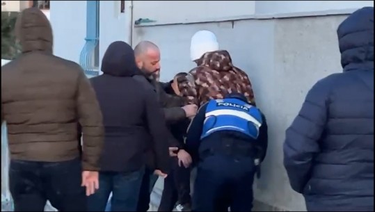 VIDEO/ Momenti i shoqërimit të protestuesve në Durrës pas përplasjes me policinë