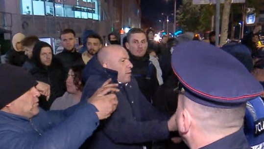Deputeti i PD përplaset me policinë në protestë! Lefter Gështenja: Sa e ke rrogën ti?