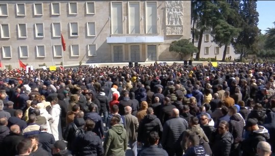 Fotofaktet/ Protesta merret peng nga Shtëpia e Lirisë, në podium dalin njëri pas tjetrit ithtarët e Berishës