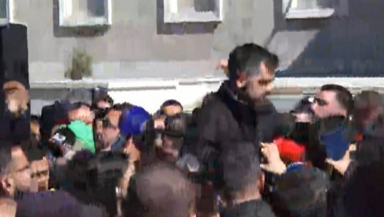 'Opozita që po vjen do i dali zot këtij populli', qytetarët zbresin nga podiumi protestuesin: Poshtë politika, në shesh është populli