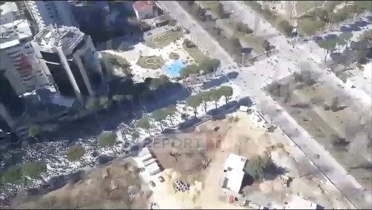 VIDEO/ Dy orë protestë, Report Tv sjell pamjet me dron, ja sa protestues janë para kryeministrisë