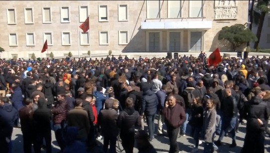 I mbaroi nafta e gjeneratorit për foninë, pas dy orësh protestë, qytetarët fillojnë të shpërndahen: Nesër sërish në shesh në orën 11:00