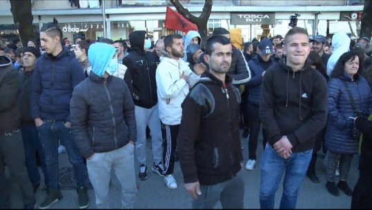Protestuesit përballë Drejtorisë së Policisë: Lironi shokët tanë! Policë hiqni kapelet (Thërrasin në kor emrin e Klodian Rashës)