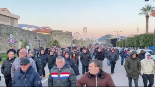 Rritja e çmimit të naftës, qytetarët në Elbasan marshojnë në rrugët e qytetit! Fikin makinat në shenjë protestë