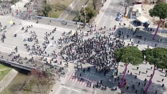 Report Tv sjell pamjet me dron nga protesta në Tiranë