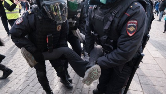 Protestat në Rusi kundër luftës, gra të arrestuara në Ekaterinburg