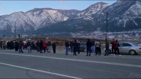 Rritja e çmimeve, protestuesit në Bulqizë bllokuan rrugën e Arbrit, në Gramsh hyrjen e qytetit! Tubim edhe në Lushnje, fermerët: Kriteret për mbështetjen tonë janë diskriminuese