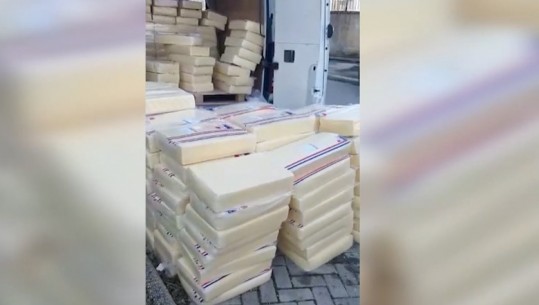 Po kalonin me furgon 4735 kg ‘Guda’ kontrabandë në Qafëbotë për ta tregtuar në Shqipëri, arrestohen 3 presona, njeri prej tyre doganier  