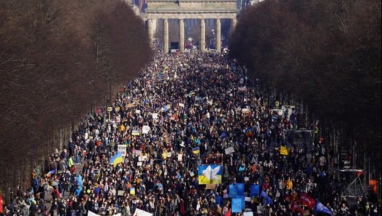 Berlini i dedikon ditën e pushimit ‘paqes’, proteston kundër luftës në Ukrainë edhe të dielën 
