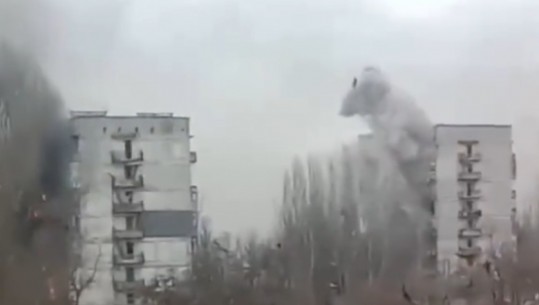 VIDEO/ Pamjet e rënda, momenti kur forcat ruse bombardojnë banesat në Mariupol