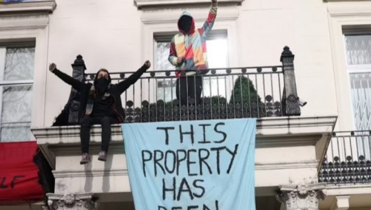 Protestuesit pushtuan vilën prej 25 milionë paundë të oligarkut rus në Britani: Kjo pronë është çliruar 