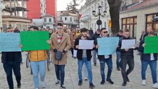 Protesta kundër rritjes së çmimeve në Shkodër zgjat vetëm 15 minuta, qytetarët: Kriza nuk menaxhohet me propagandë