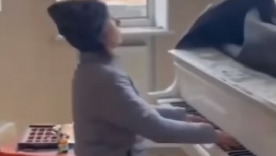 Muzika një simbol rezistence, gruaja luan  piano në shtëpinë e saj të bombarduar nga forcat ruse (VIDEO)