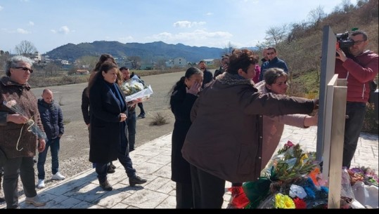14 vite nga Gërdeci, familjarët me pengun e madh të padrejtësisë! Familjarët kujtojnë viktimat, lot dhe lule në memorialin në qendër të fshatit