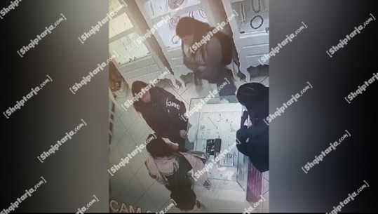 3 italiane vjedhin byzylykun me diamante në argjendarinë në Vlorë, VIDEO nga momenti kur 2 hutojnë shitësen, tjetra e fut në xhep! Arrestohen në port teksa po largoheshin