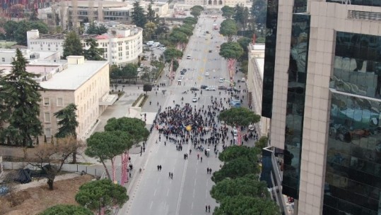 FOTO/ Ja sa protestues janë ngritur sot në Tiranë kundër rritjes së çmimeve