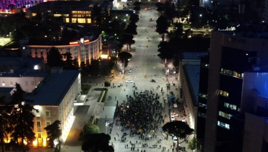 1 javë protesta kundër rritjes së çmimeve, një grup qytetarësh protestuan më shumë se 1 orë përpara Kryeministrisë! Në Shkodër dështoi organizimi