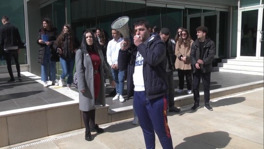 Lënë mësimin, studentët e Shkencave Sociale dalin në protestë: 'Pakti për Universitetin' nuk u realizua! Edhe te 'Shkencat e Natyrës' pati bojkotim të leksioneve